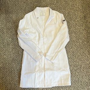 FIGS. SLIM. MEDIUM. LAB COAT